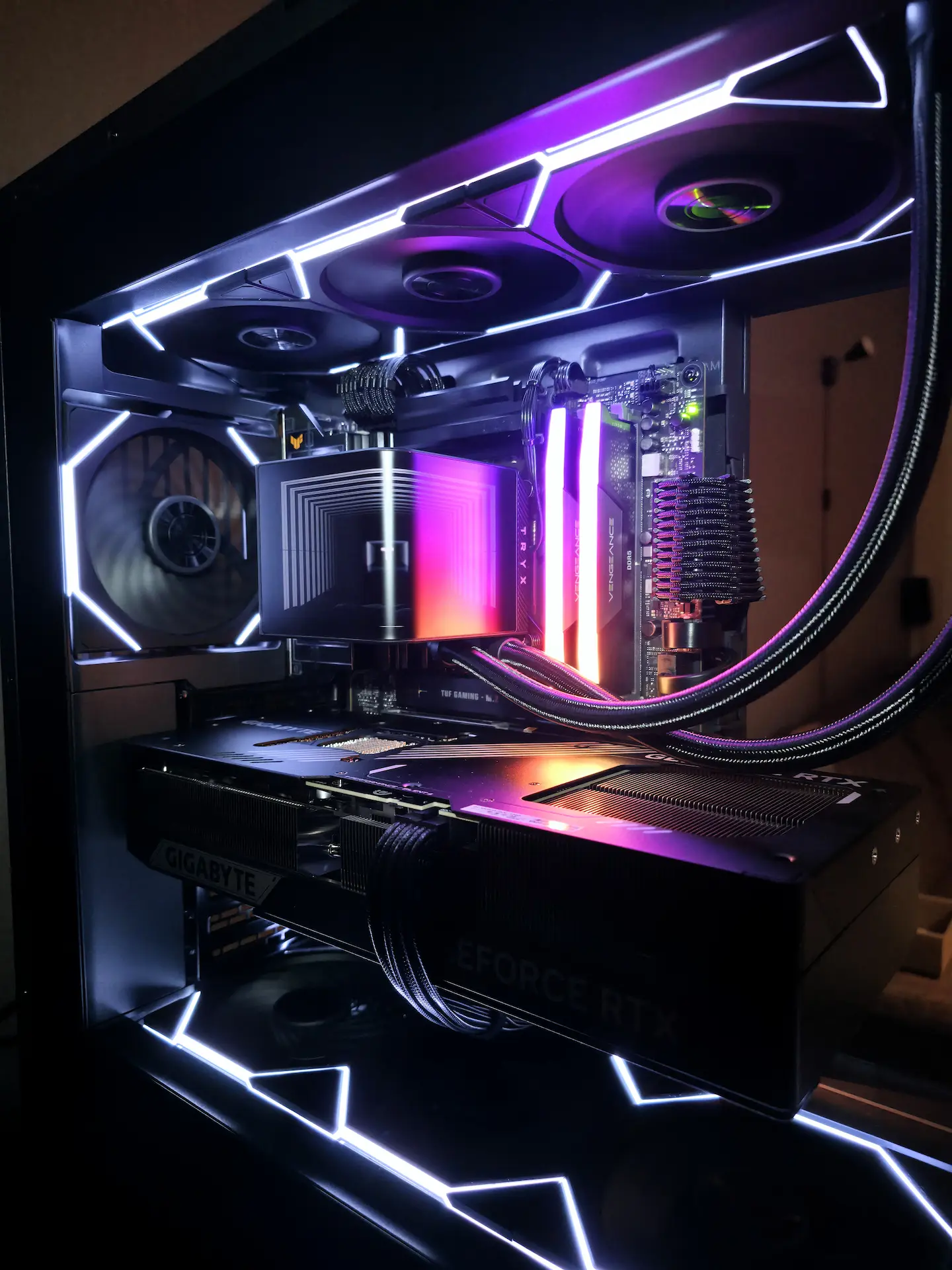 Spesialbygget gaming PC med RTX 5090 og TRYX Panorama kjøler fra Din IT-Hjelp